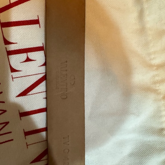 Nude Patent Leather Valentino V Logo Bely - Picture 4 of 4